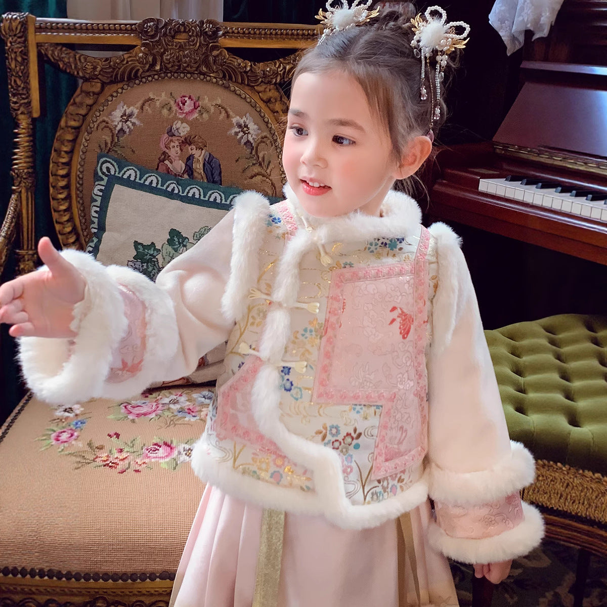 Ming Dynasty Girl's Mamian Skirt Fenfeng 粉蜂 Children's Chinese Velvet Traditional Clothing Hanfu Suit